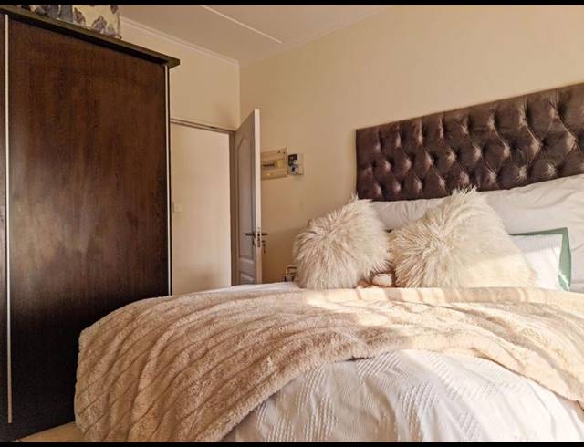 2 BEDROOM TOWNHOUSE FOR SALE IN OAKDENE